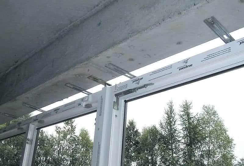 Ile kotew na okno? Kluczowe informacje o montażu i bezpieczeństwie