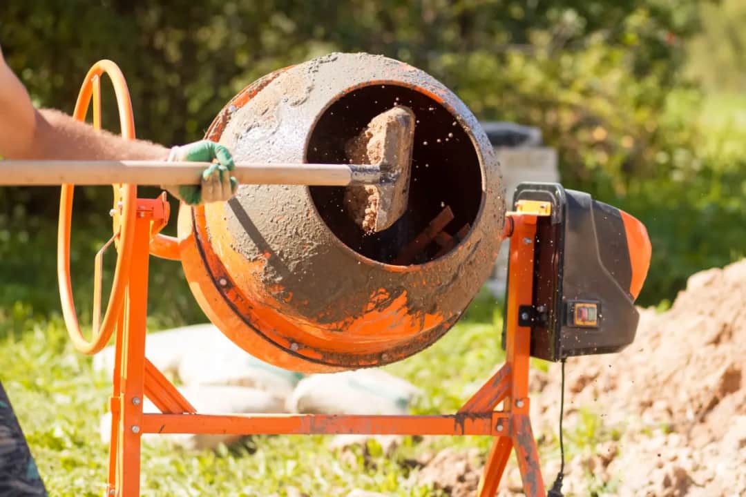 Ile łopat piasku na worek cementu 25 kg? Oto właściwe proporcje