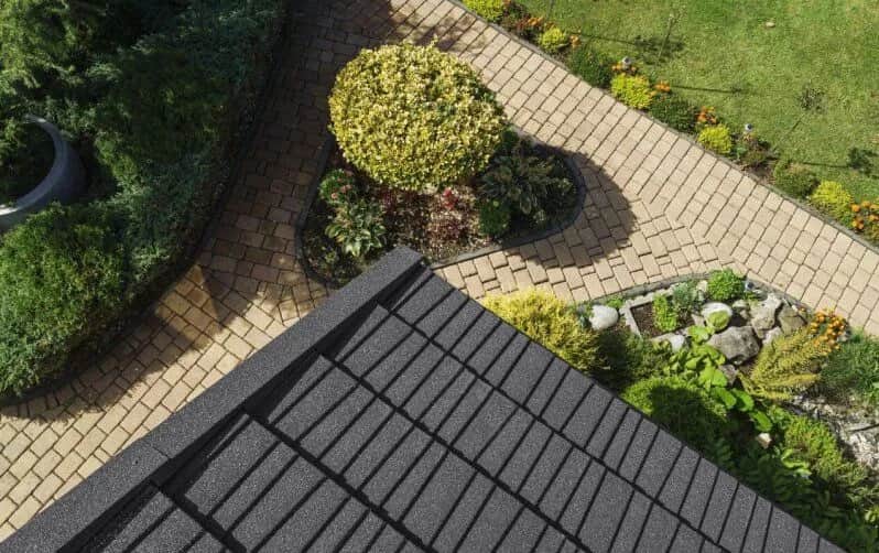 Czym pokryć dach domku na działce, aby uniknąć wysokich kosztów?