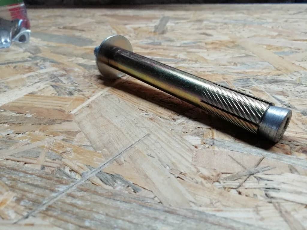 Kotwa stalowa jednorozporowa – jak wybrać i zamontować skutecznie