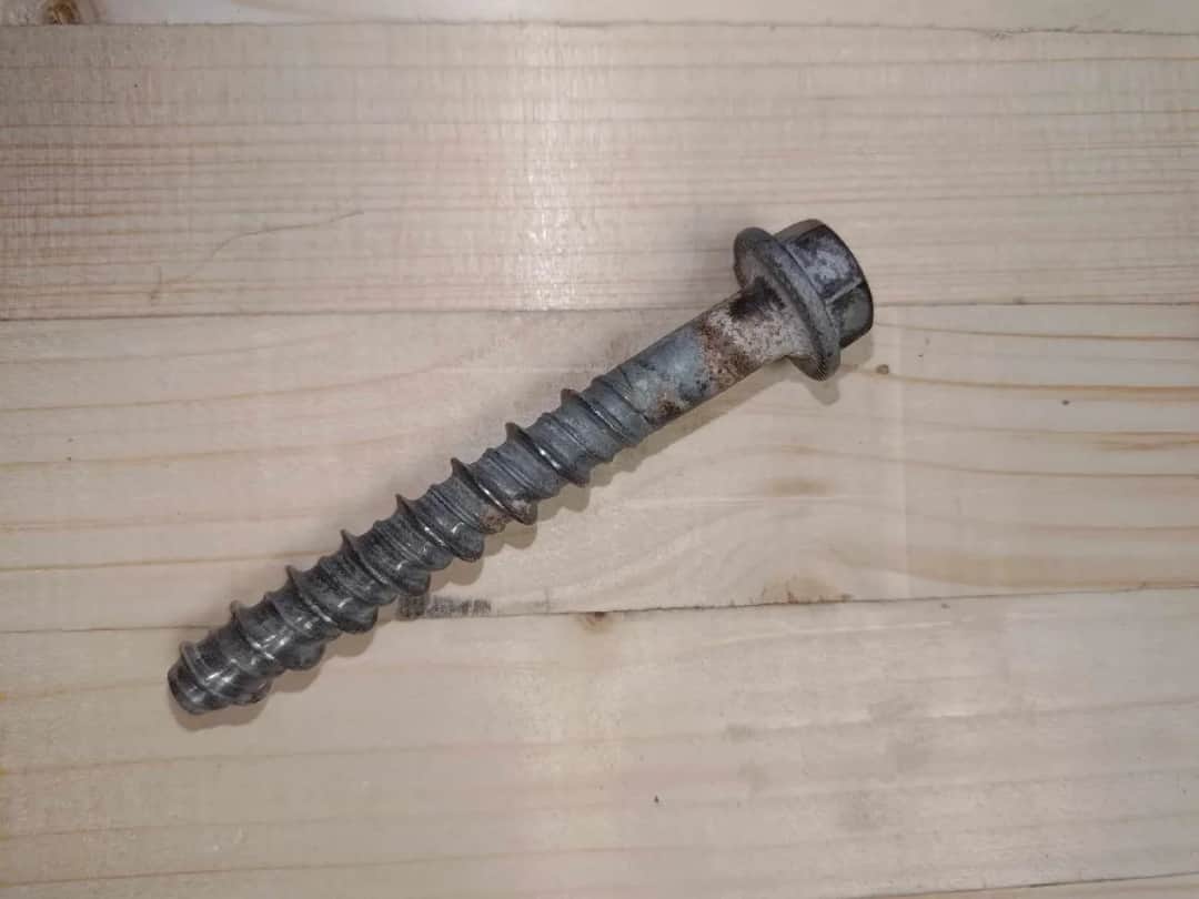 Kotwy do drewna wkręcane – jak uniknąć błędów przy montażu?