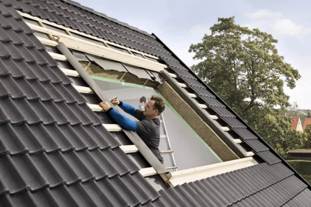 Okienko w dachu: jak wybrać idealne okno do poddasza i uniknąć błędów