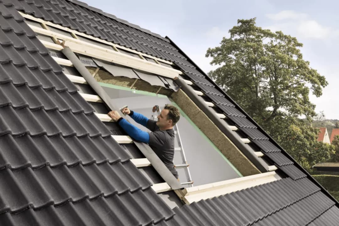 Okienko w dachu: jak wybrać idealne okno do poddasza i uniknąć błędów