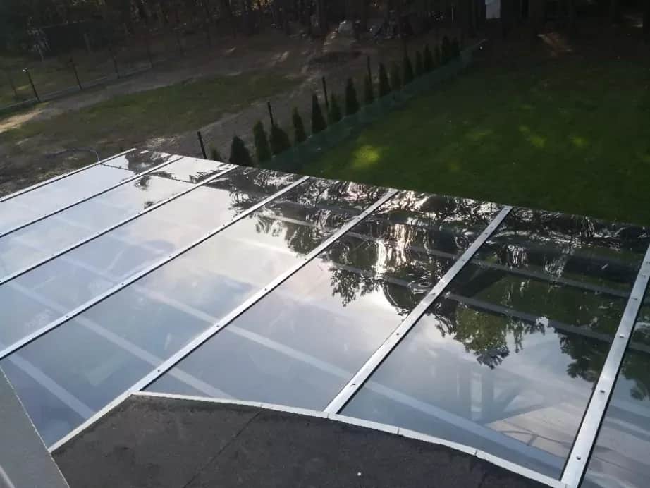 Poliwęglan czy szkło – wybierz najlepszy materiał dla swojego projektu