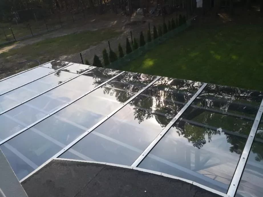 Poliwęglan czy szkło – wybierz najlepszy materiał dla swojego projektu