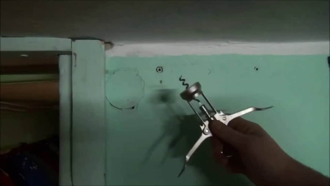 Jak wyciągnąć kołki ze ściany bez uszkadzania tynku - sprawdzone metody