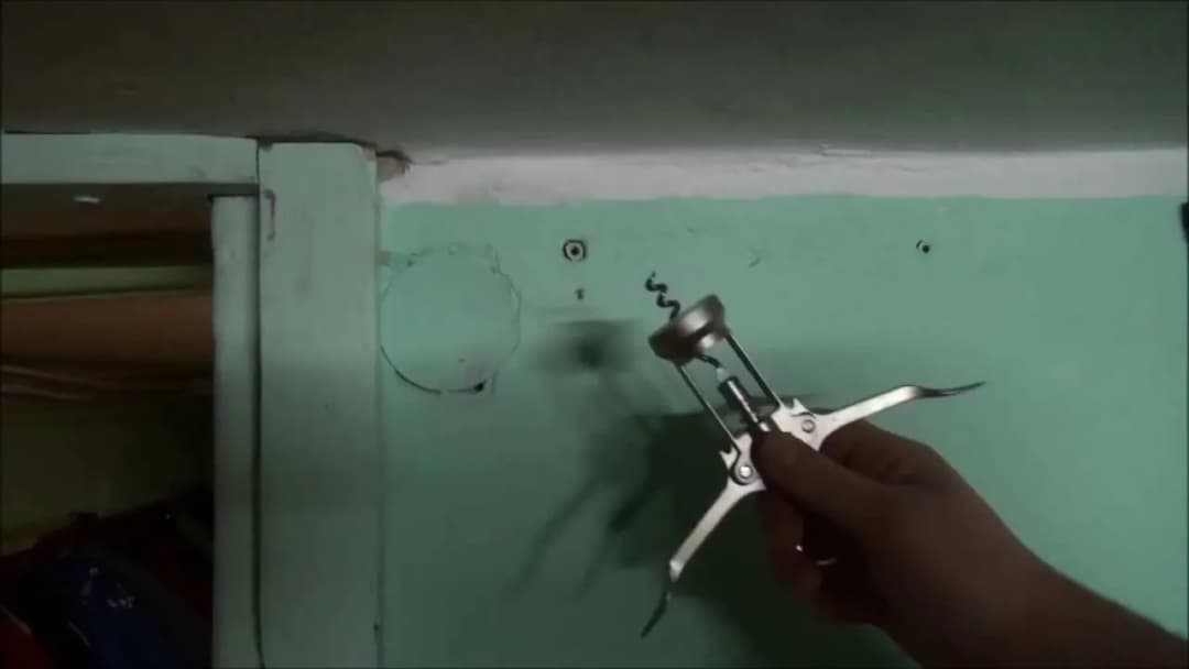 Jak wyciągnąć kołki ze ściany bez uszkadzania tynku - sprawdzone metody