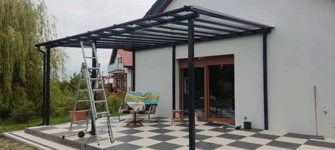 Ile kosztuje zadaszenie tarasu z poliwęglanu? Sprawdź ceny i opcje