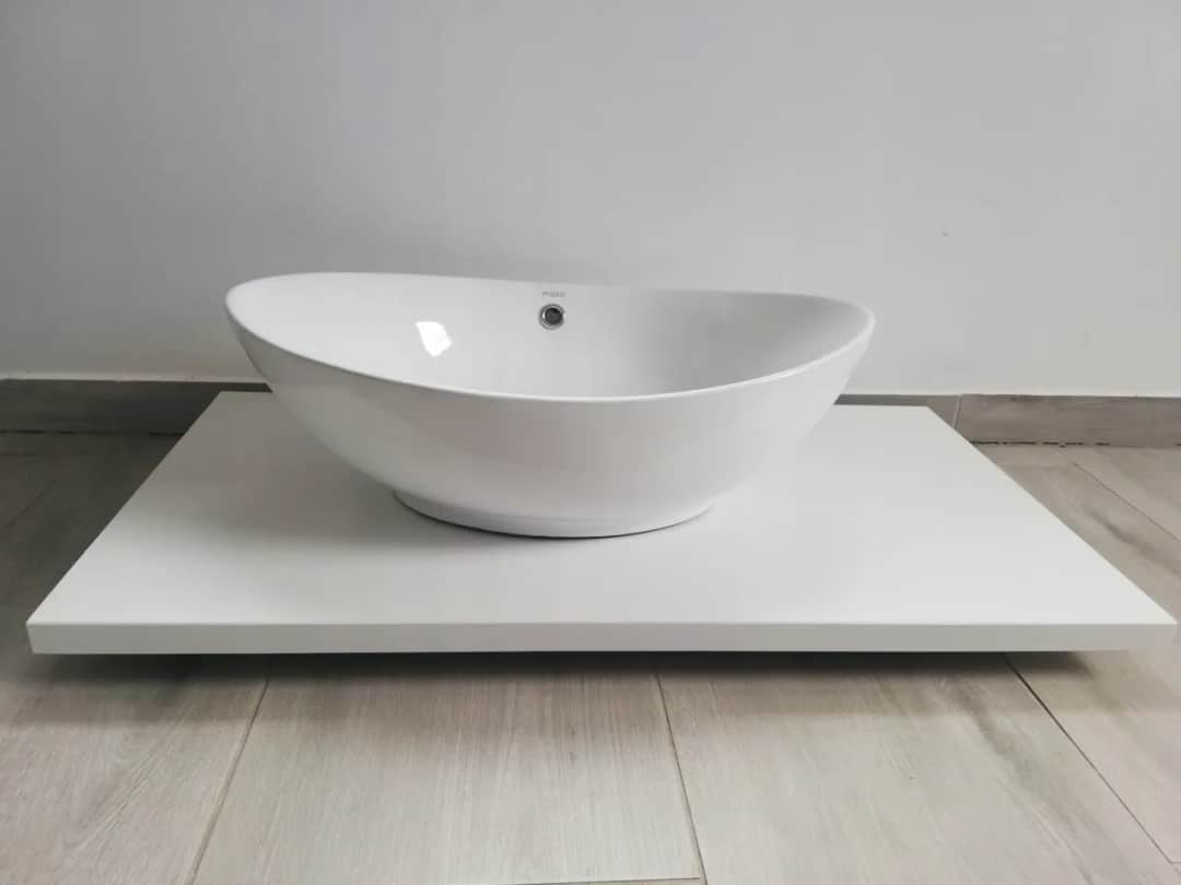 Blat łazienkowy konglomerat: trwałość i elegancja bez kompromisów