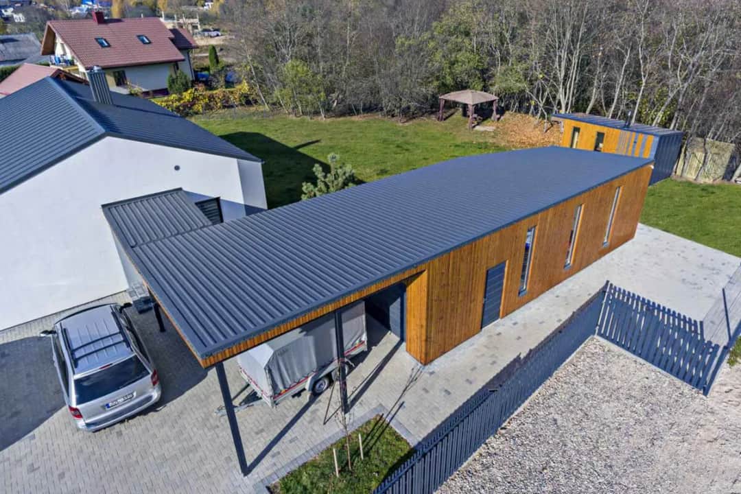 Dach jednospadowy – zalety, wady i zastosowania w nowoczesnym budownictwie