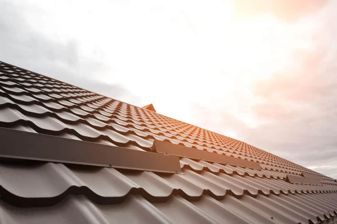 Dach płaski czy dwuspadowy: co wybrać, aby uniknąć kosztów?