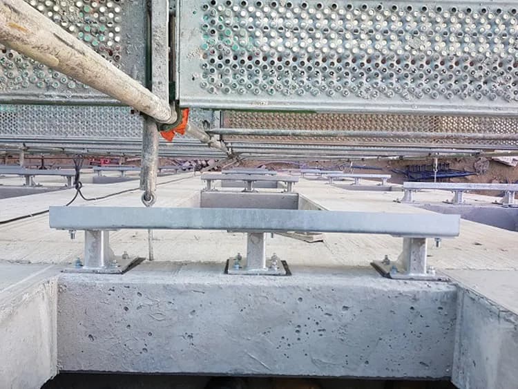 Jak skutecznie montować kotwy ziemne wbijane dla trwałych konstrukcji