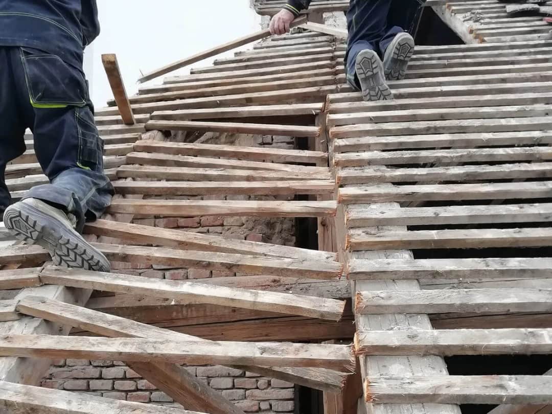 Zmiana konstrukcji dachu: kiedy potrzebne pozwolenie lub zgłoszenie?