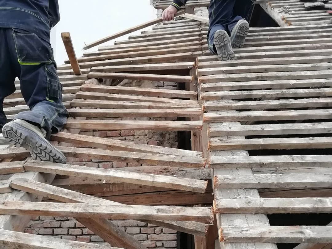 Zmiana konstrukcji dachu: kiedy potrzebne pozwolenie lub zgłoszenie?