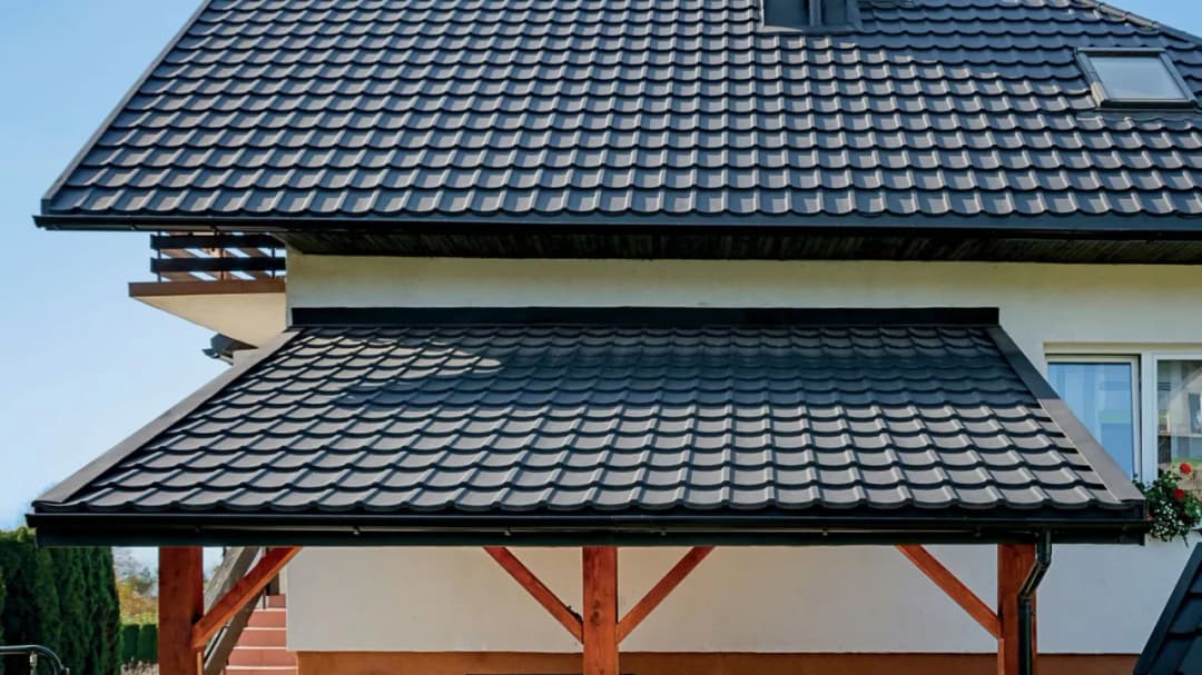 Pleksa na dachy – poznaj jej zalety, koszty i sposoby montażu
