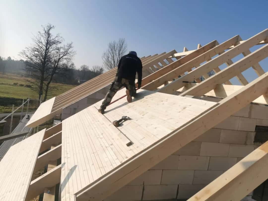 Deskowanie dachu: Kluczowe błędy, których musisz unikać przy montażu