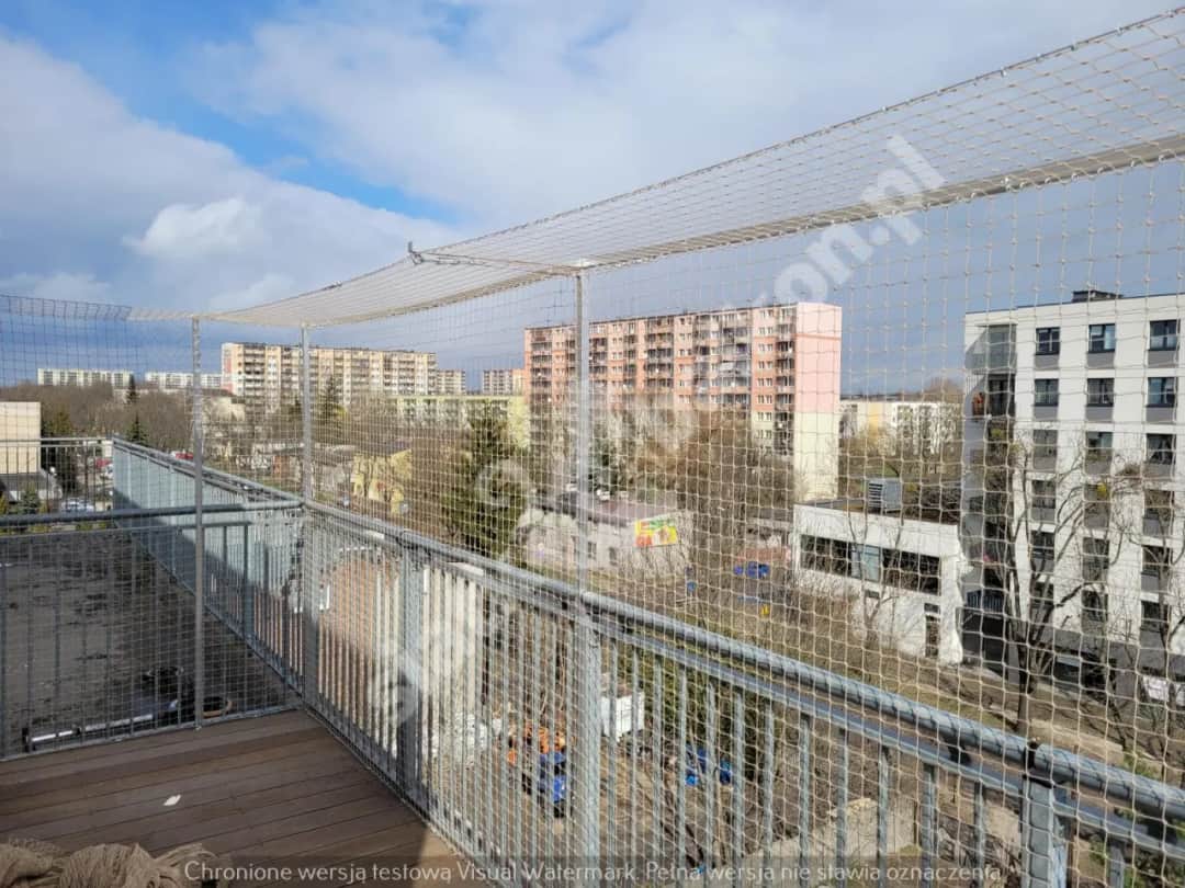 Czy montaż siatki na balkonie wymaga zgody wspólnoty? Sprawdź konsekwencje