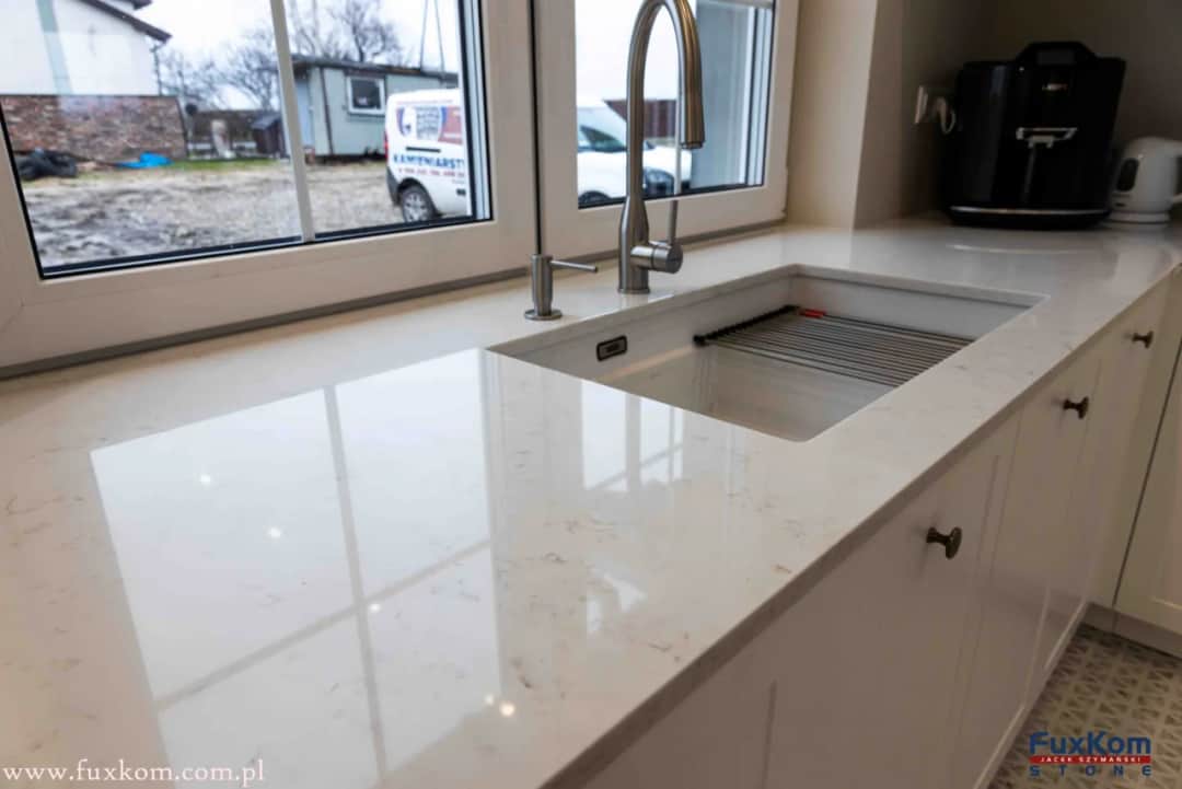 Biały konglomerat na blat kuchenny - elegancja i trwałość w jednym