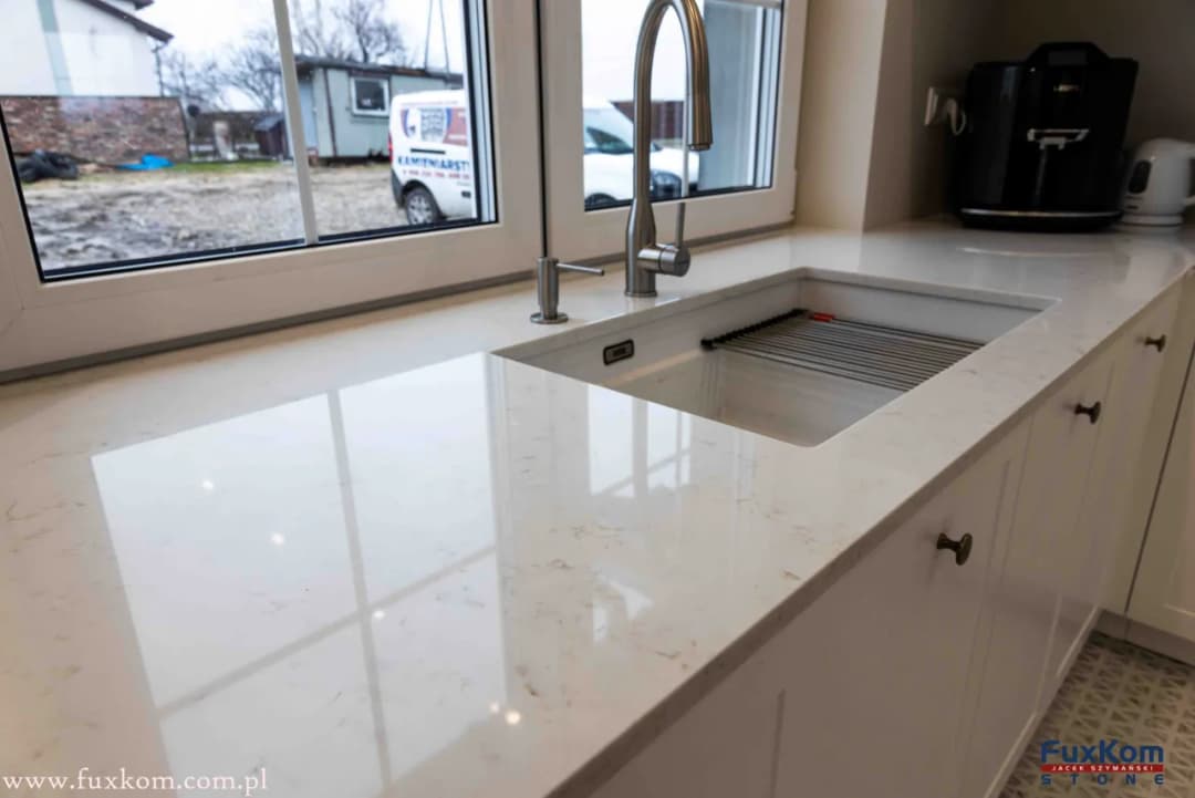 Biały konglomerat na blat kuchenny - elegancja i trwałość w jednym