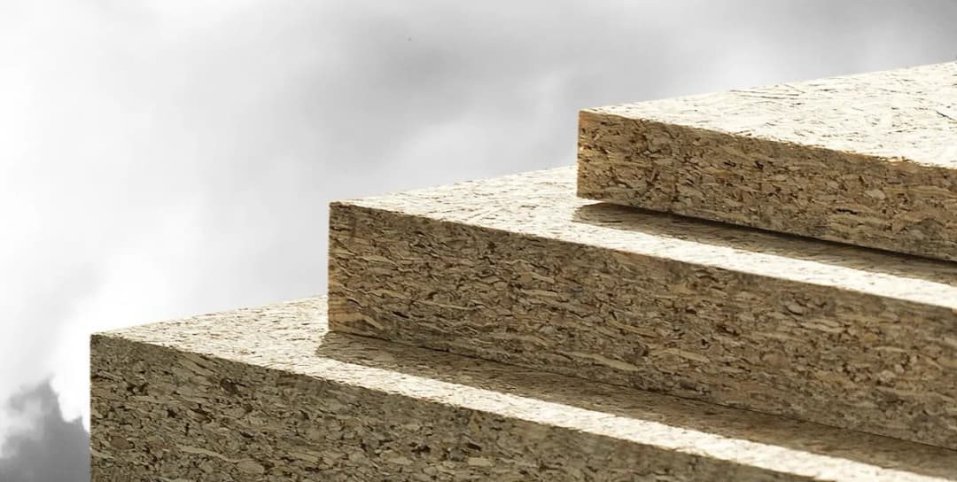 Czy płyta OSB jest paroprzepuszczalna? Poznaj jej właściwości i ryzyko