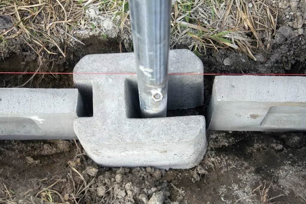 Najlepsza zaprawa do słupków ogrodzeniowych - uniknij błędów w montażu