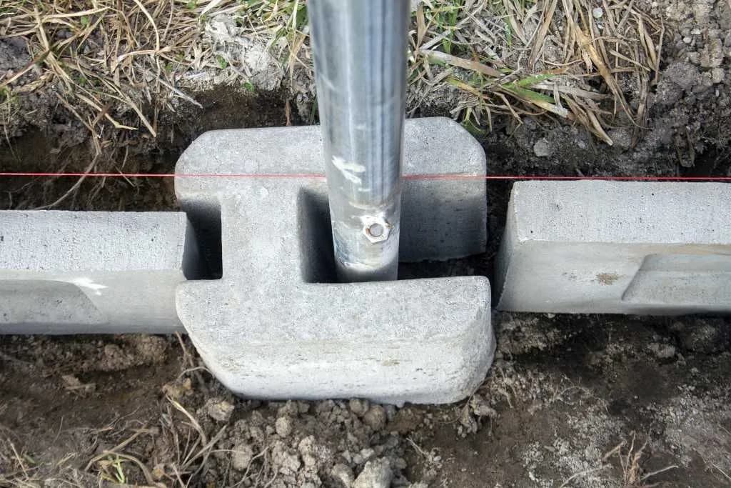 Najlepsza zaprawa do słupków ogrodzeniowych - uniknij błędów w montażu