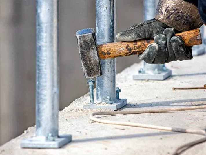 Kotwy zalewane betonem: Jak zapewnić maksymalną trwałość i stabilność?