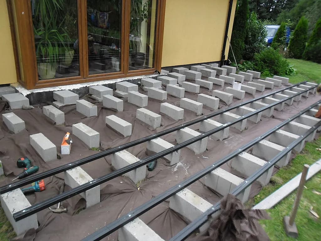 Co ile legary pod taras kompozytowy? Kluczowe informacje o rozstawie