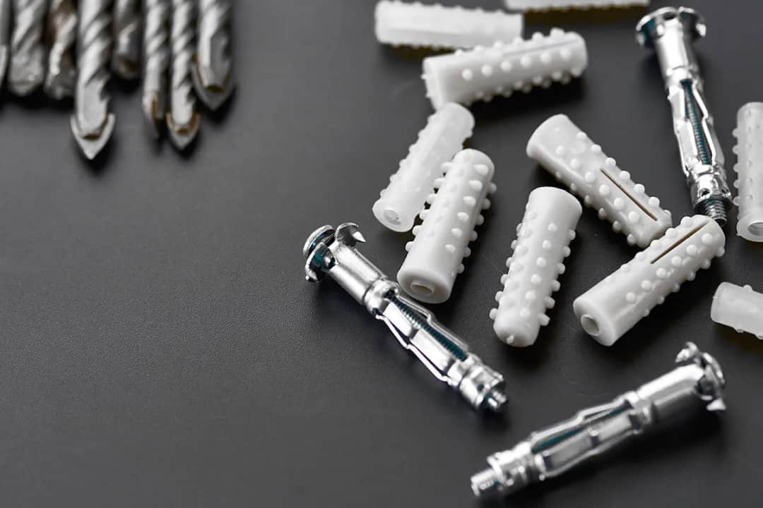 Kotwy do domków drewnianych - wybierz najlepsze rozwiązania dla trwałości