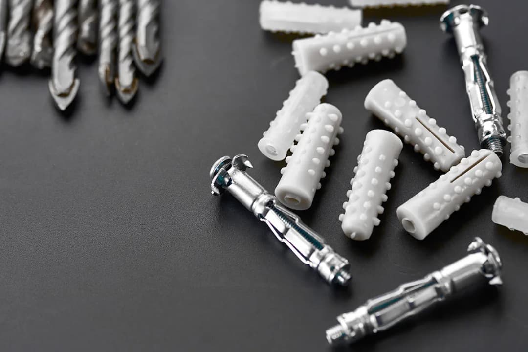 Kotwy do domków drewnianych - wybierz najlepsze rozwiązania dla trwałości