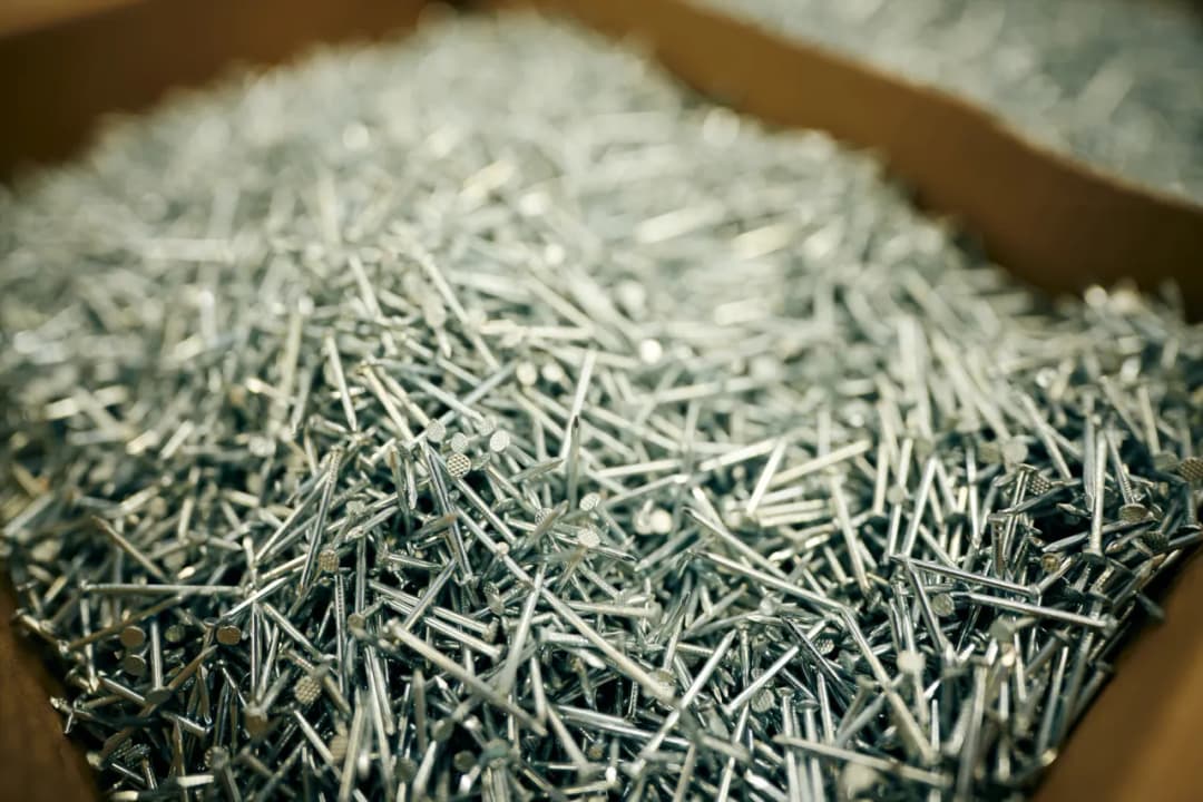 Jaka długość gwoździ do deskowania dachu, aby uniknąć problemów?