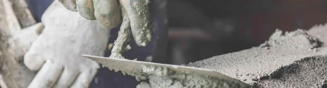 Ile cementu na taczkę zaprawy? Oto idealne proporcje na 100 litrów