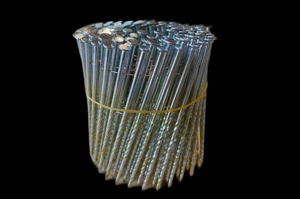 Jakie gwoździe do łat i kontrłat? Klucz do trwałej konstrukcji dachu