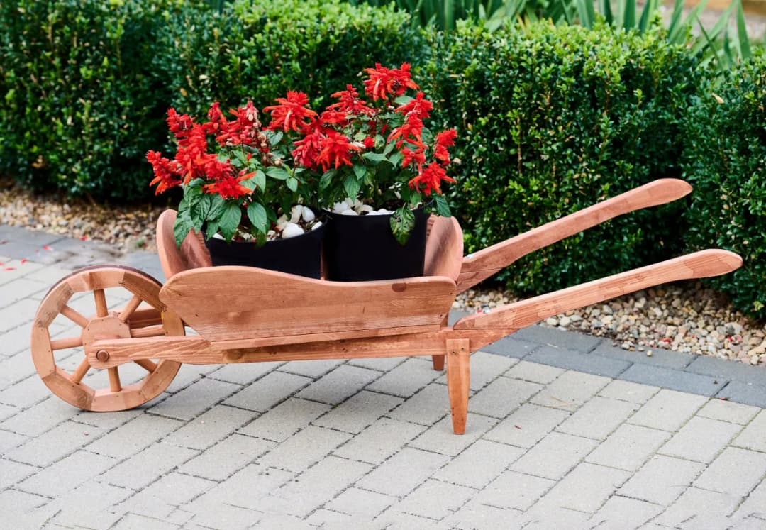 Jak zrobić taczkę z drewna - proste kroki i materiały do budowy