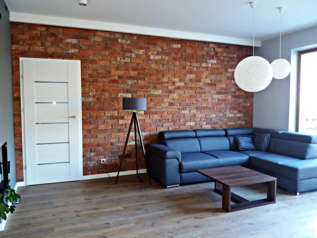 Jaką tapetę pasuje do cegły, aby nie zrujnować wystroju wnętrza?