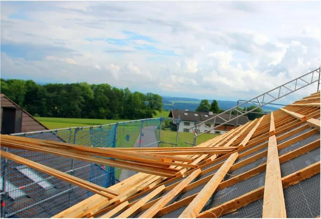 Jak właściwie zaplanować konstrukcję pod blachodachówkę, aby uniknąć błędów?