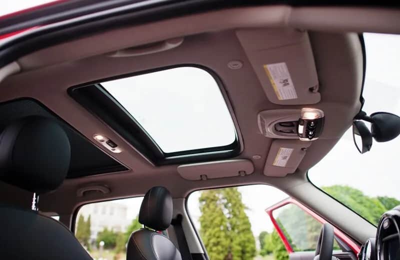 Dach panoramiczny w samochodzie: zalety, wady i porady dotyczące eksploatacji