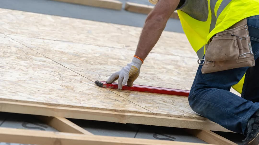 Deskowanie dachu: gwoździe czy wkręty - co wybrać dla trwałości?