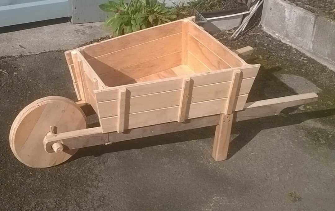 Jak zrobić taczkę z drewna - proste instrukcje i ciekawe pomysły