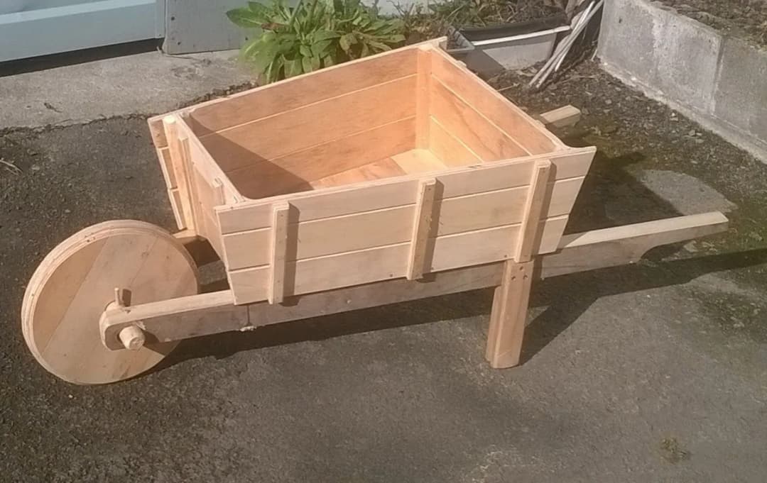 Jak zrobić taczkę z drewna - proste instrukcje i ciekawe pomysły