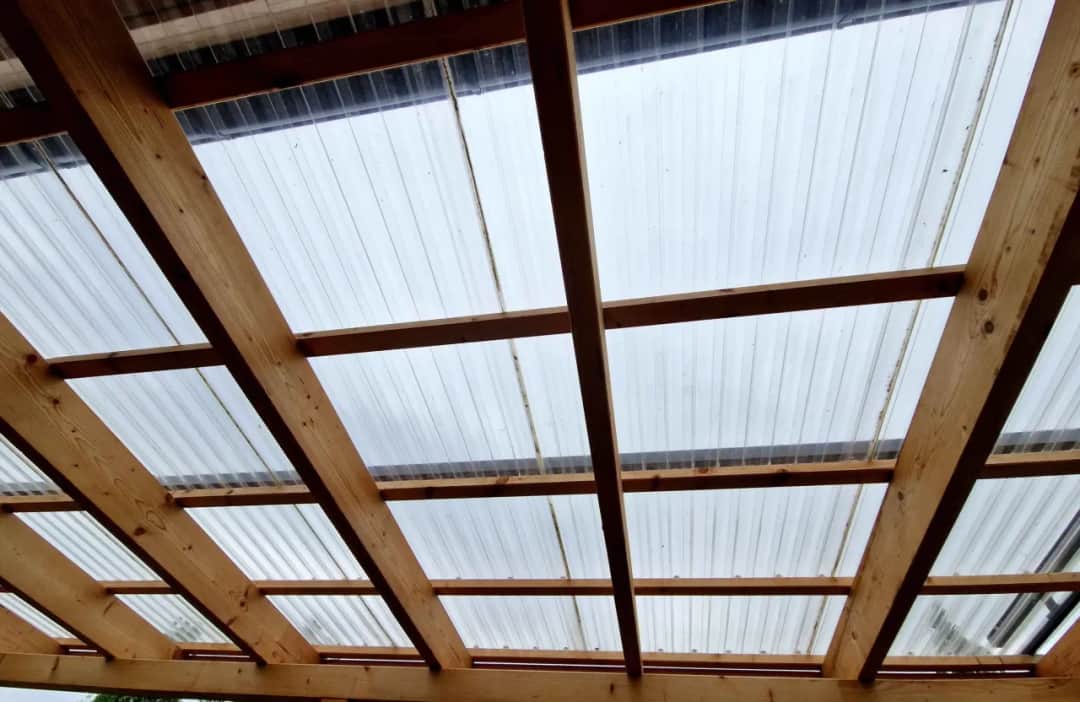 Jak wykonać zadaszenie z poliwęglanu - krok po kroku do sukcesu