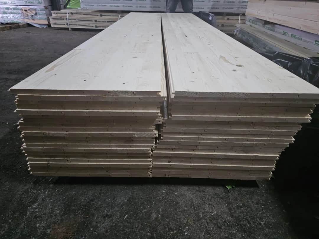 Jakie deski na deskowanie dachu wybrać, aby uniknąć kosztownych błędów?