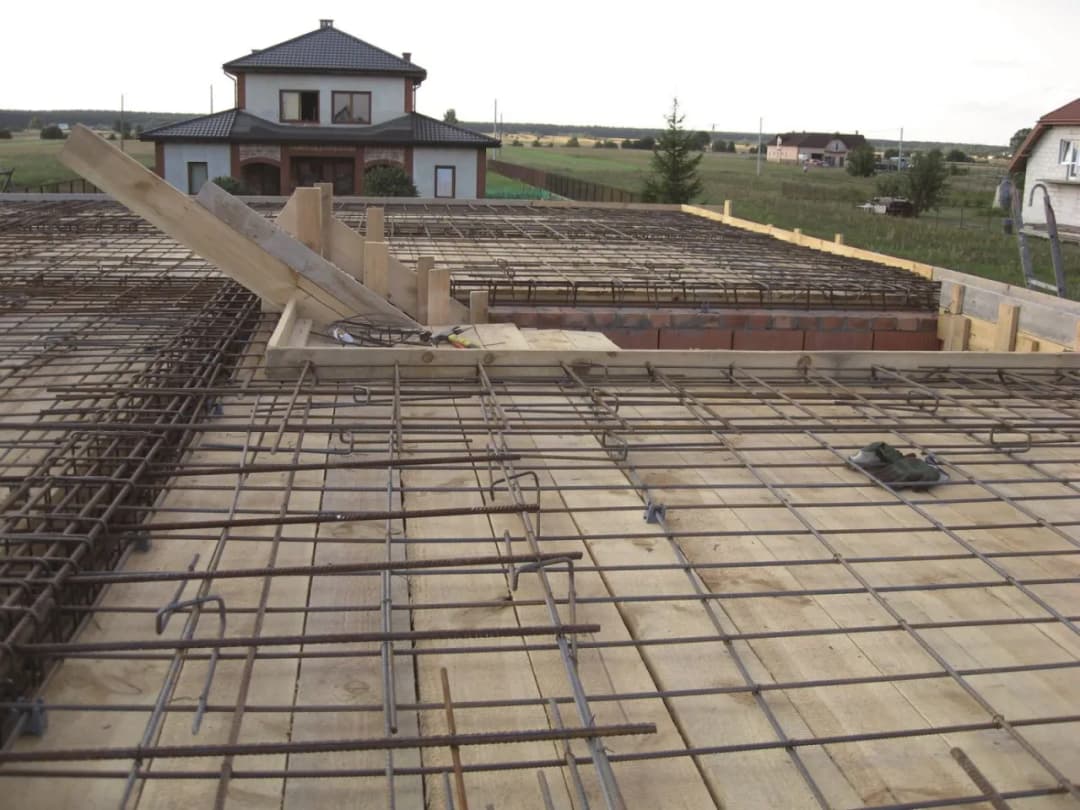 Strop jednokierunkowo zbrojony: Kluczowe informacje o konstrukcji i zastosowaniach