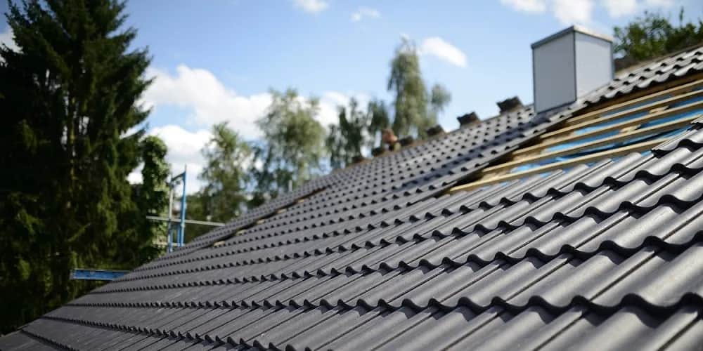 Blachodachówka czy dachówka? Poznaj zalety i wady wyboru