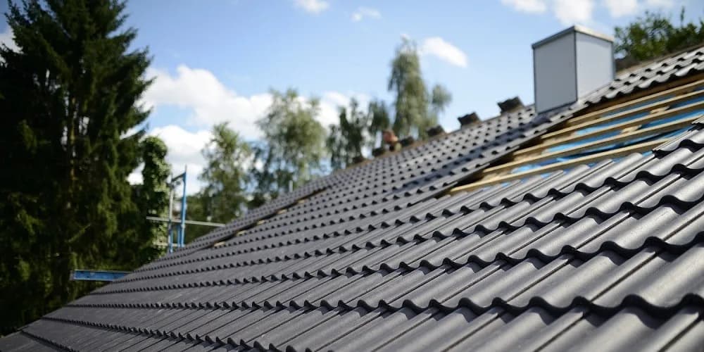 Blachodachówka czy dachówka? Poznaj zalety i wady wyboru