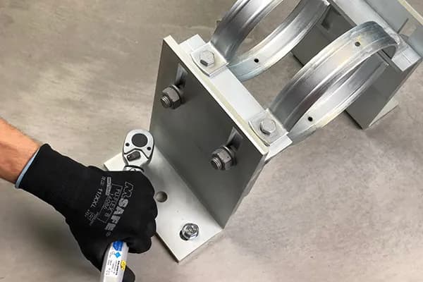 Jak uniknąć błędów przy poziomowaniu kotew w betonie?