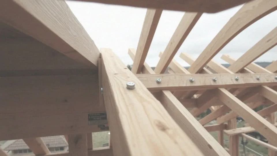 Gwoździe czy wkręty do łat na dach? Porównanie, które wybór lepszy