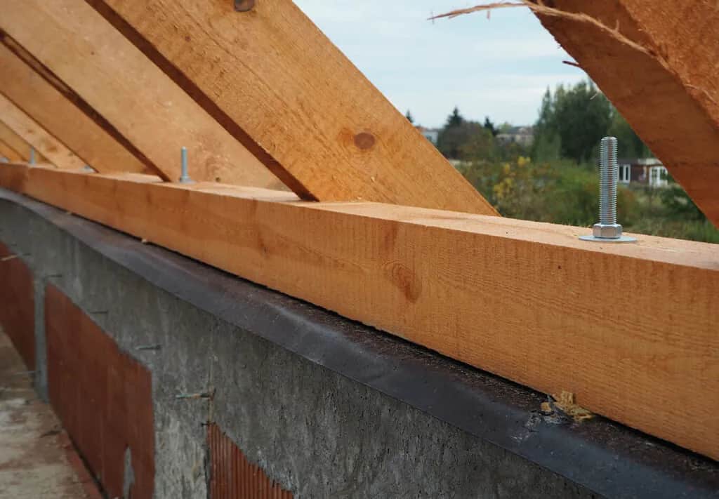 Jak prawidłowo zamontować kotwę do wieńca dla stabilności dachu