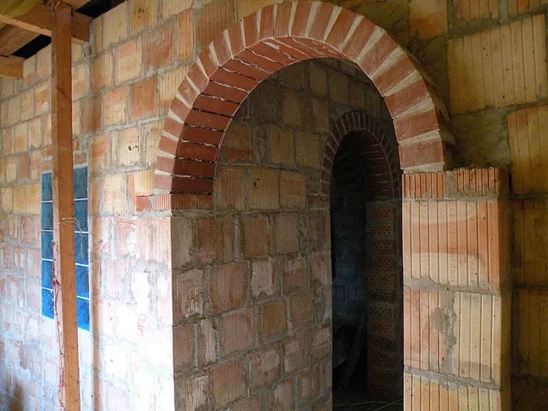 Jak zrobić łuk z cegły – proste kroki do trwałej konstrukcji