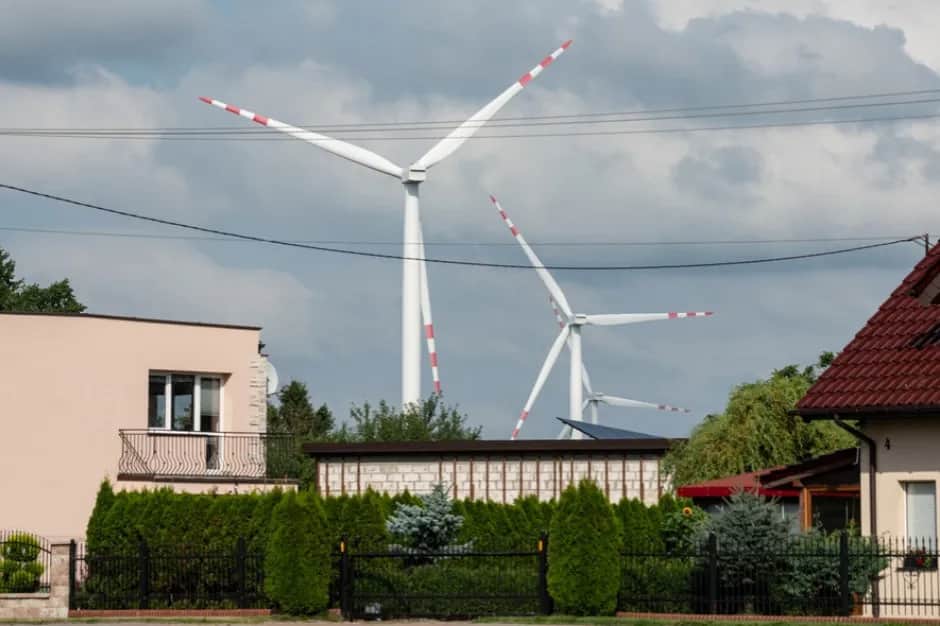 Dlaczego wiatraki mają 3 łopaty? Odkryj ich tajemnice i zalety